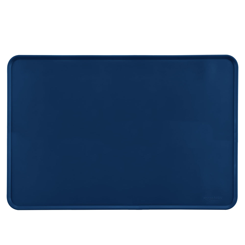 Amazon Basics alfombrilla impermeable para comida de mascotas azul protege el suelo y facilita la limpieza.