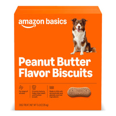 Galletas crujientes para perros de Amazon Basics con mantequilla de maní, ayudan a limpiar dientes.