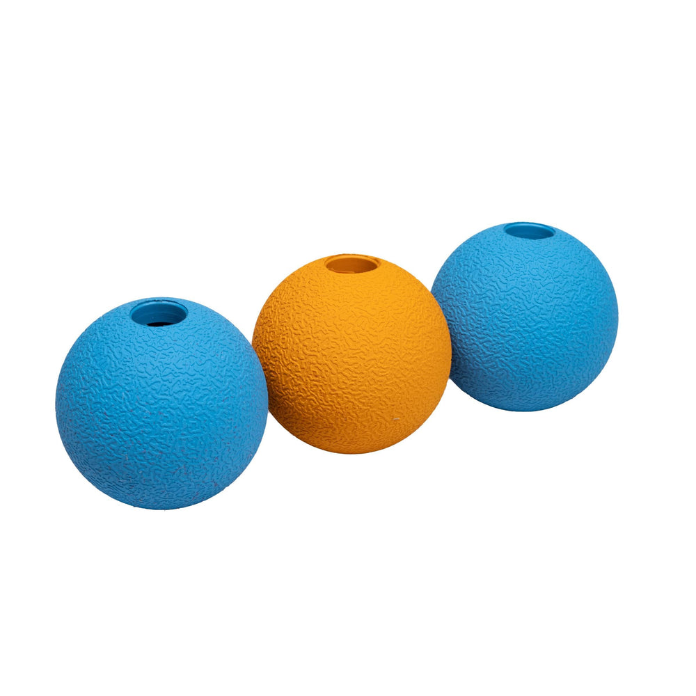 Pelota azul Amazon Basics para perros, ideal para juego activo y recolección.