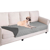 Funda impermeable Ameritex para perro en sofá, protege ante manchas.