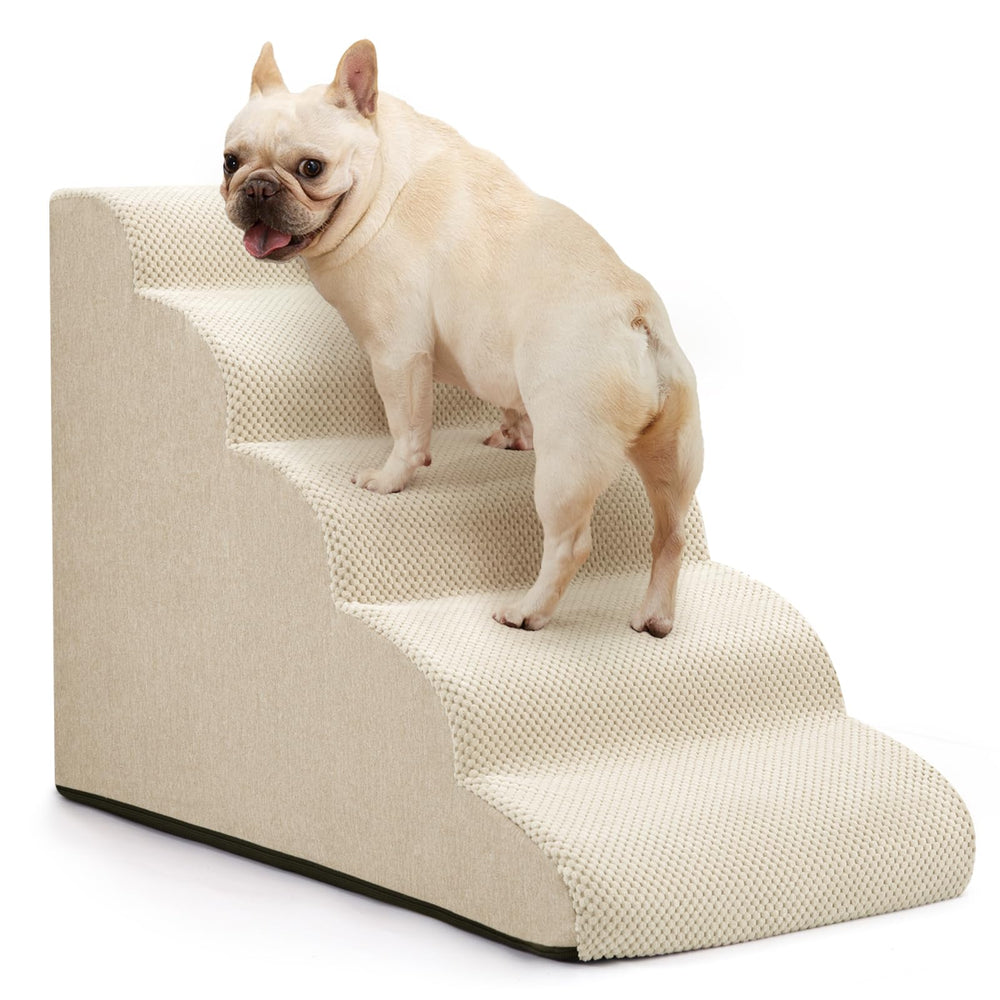 Aodisman escalera para perros con 5 peldaños beige junto a cama alta.