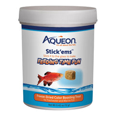 Aqueon Stick'ems adherido al costado del tanque para alimentación interactiva