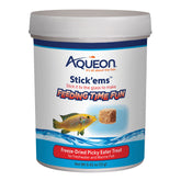 Aqueon Stick’ems fijado al costado del acuario para alimentación interactiva