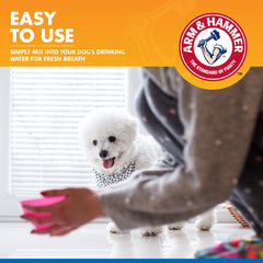 Arm & Hammer Clinical Care Dental Rinse se añade al agua para perros.