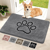 Alfombra absorbente Bcoimo para perros extendida en el umbral, ideal para patas mojadas.