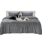Bedsure cobija impermeable para perros sobre cama extragrande ofrece protección contra derrames.