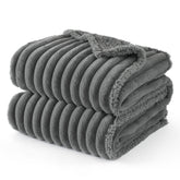 Manta impermeable Bedsure para perros grandes sobre el sofá, protección contra derrames