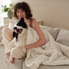 Bedsure ComfyFleece manta impermeable para cama para uso diario de mascotas.