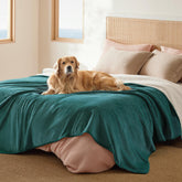 Bedsure manta impermeable para cama con sherpa, protege muebles de derrames y humedad.