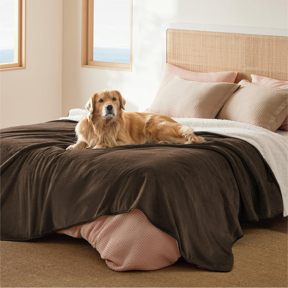 Bedsure manta impermeable con sherpa en cama marron, protege muebles contra derrames