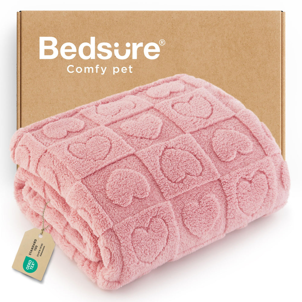 Bedsure manta para perro pequeño en rosa, ideal para siestas cómodas en casa.