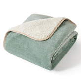 Bedsure manta para perro pequeño con sherpa suave protege el sofá.