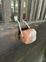 Bloque de sal Himalayo para ganado, ayuda a completar minerales diarios.