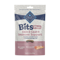 Blue Buffalo Blue Bits Plus masticables de salmón en paquete, favorecen la piel y el pelaje.