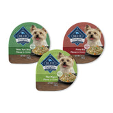 Blue Buffalo Delights Prime Rib con salsa, ideal para alimentar perros pequeños con sabor intenso.