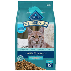 Blue Buffalo Wilderness croquetas de pollo de alta proteína para gatos activos.