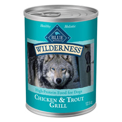 Blue Buffalo Wilderness: lata abierta de pollo y trucha grill para perros activos.