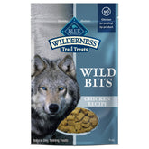 Blue Buffalo Wilderness Wild Bits premios blandos de pollo para entrenamiento diario.