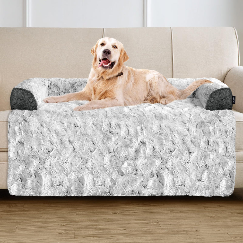 La cama blunique para perros sobre el sofá ofrece descanso cómodo y seguro.