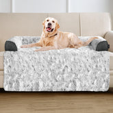 La cama blunique para perros sobre el sofá ofrece descanso cómodo y seguro.