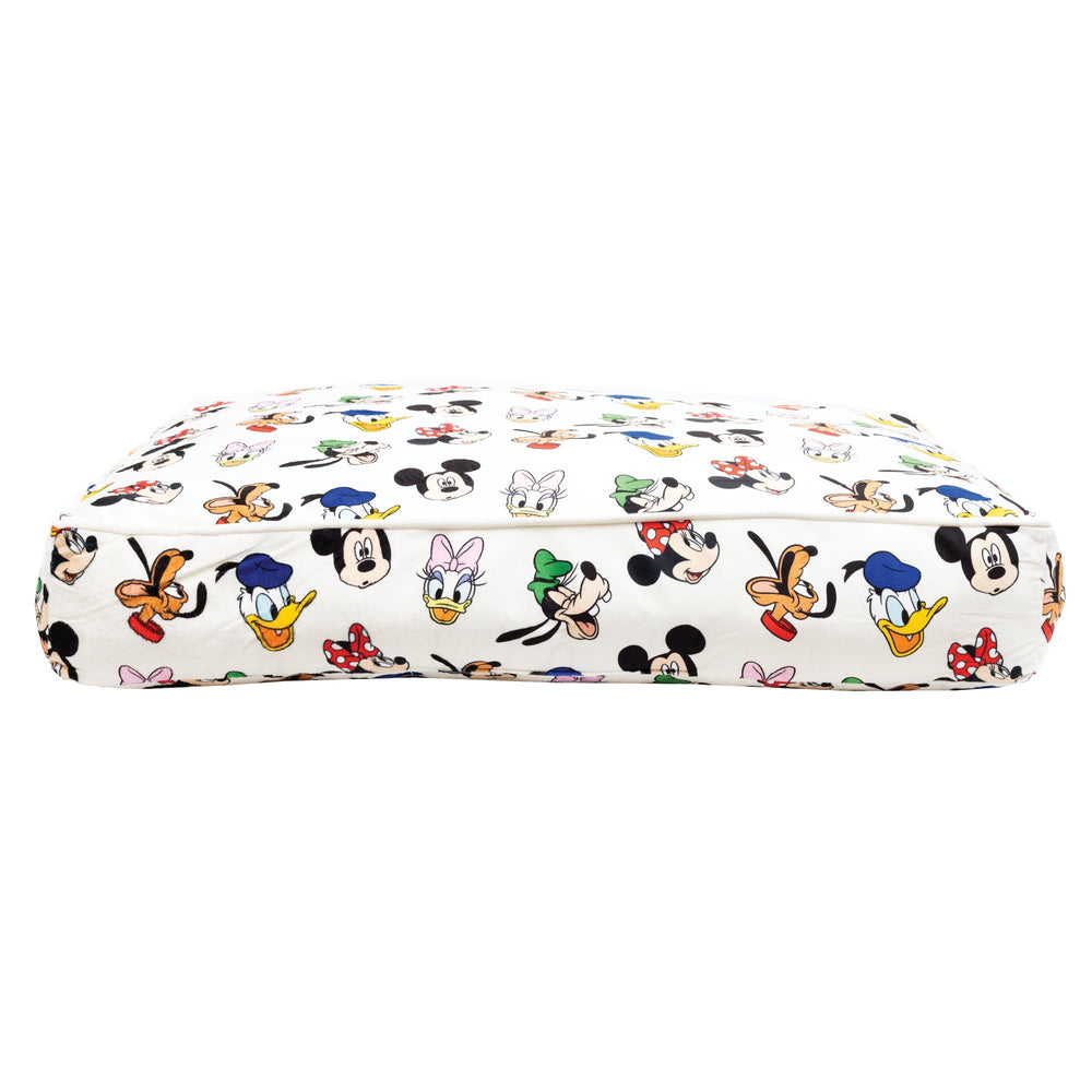 Cama Buckle-Down Disney con estampado Sensacional Seis en marfil, vista general para confort del perro.