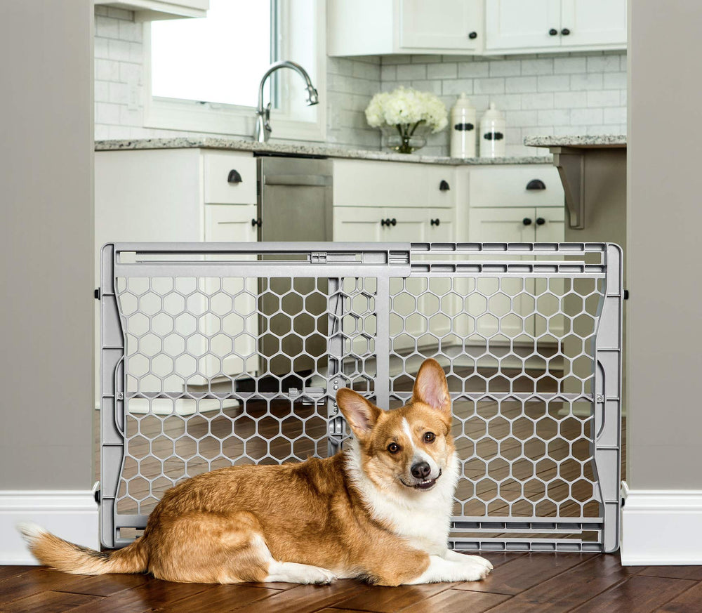 Carlson Pet Products Puerta ajustable para perros 28-42 pulgadas, ideal para puertas.