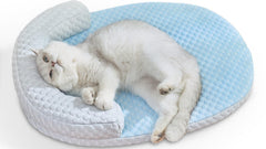 CATISM Almohadilla enfriante para gatos con superficie texturizada para reposo cómodo.