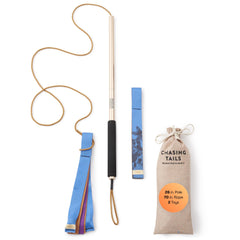 Chasing Tails Flirt Pole para perros pequeños ofrece 26 pulgadas de juego activo.