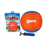 Chuckit! Big Air Ball de 14 pulgadas en primer plano para juego exterior y rebote suave.