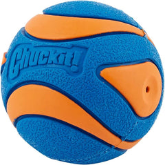 Detalle de sonido de la bola Chuckit Ultra; añade estímulo auditivo al juego.