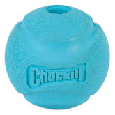 Pelota Chuckit! de alto rebote para perros medianos en acción al aire libre