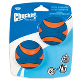 Pelota Chuckit Ultra Squeaker con textura duradera para juego activo.