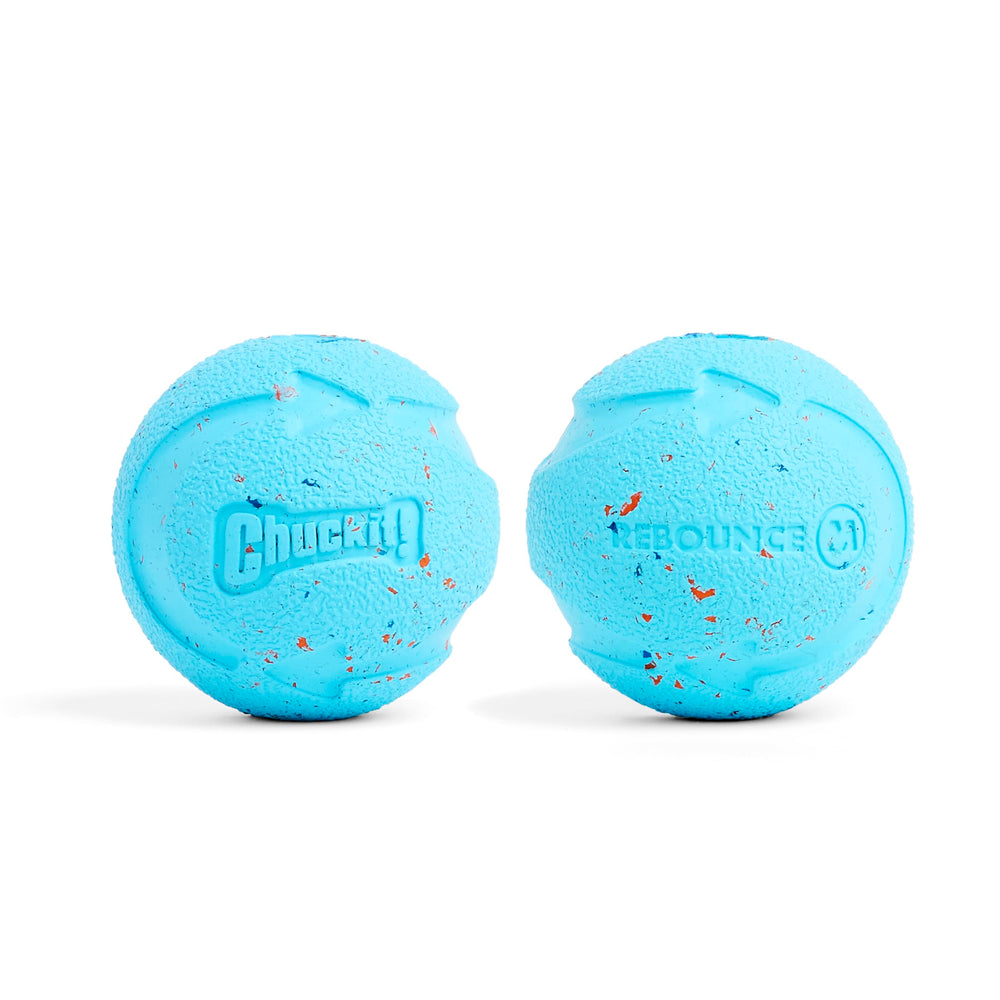 Chuckit Rebounce Ball azul en acción, alto rebote para juego activo al aire libre.