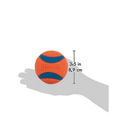 Chuckit! Ultra Ball XL flota en agua para juegos acuáticos.