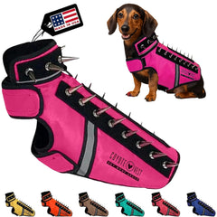 CoyoteVest SpikeVest para perro pequeño en rosa, visibilidad nocturna mejorada.
