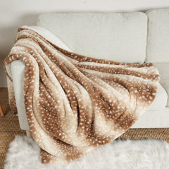 Manta COZY KISS con ciervo en el frente, suave y cálida para casa y mascota.