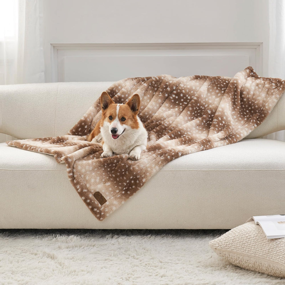 Manta COZY KISS con estampado de ciervo navideño protege el sofá de pelos de mascotas.