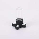 Daerky dispensador de agua para arañas saltarinas, entrega lenta para hidratación continua.