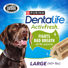 Huesos dentales de DentaLife ActivFresh con sabor pollo para perros grandes.