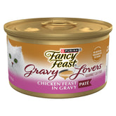Purina Fancy Feast, lata con salsa visible, experiencia sabrosa para gatos adultos.