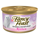 Gatito comiendo Purina Fancy Feast en lata 3 oz con pollo tierno.