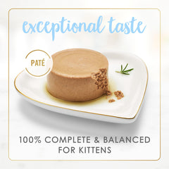 Fancy Feast Tender Ocean Whitefish sabor marino que atrae a gatitos curiosos durante la comida