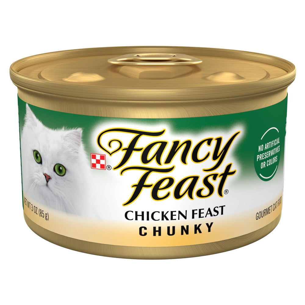 Fancy Feast trozos de pollo en lata, sabor jugoso para gatos exigentes.