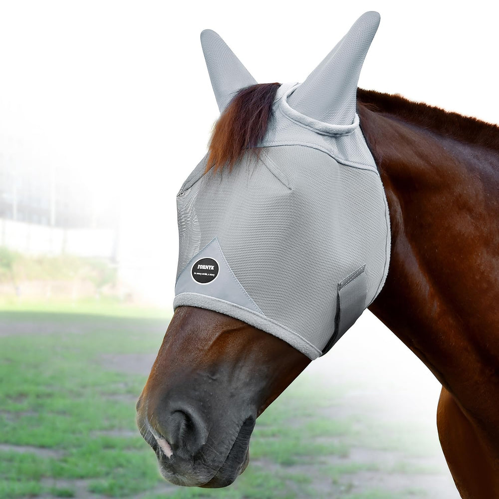 Fornyk máscara anti-moscas para caballos muestra ajuste con hebilla para mayor seguridad.