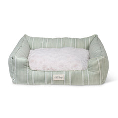 Cama rectangular para mascotas Fringe Studio Block Stripe Dusty Sage para mascotas pequeñas.