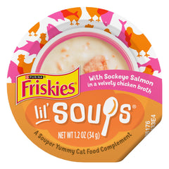 Friskies sopas con salmón sockeye en caldo de pollo, lista para servir en copa.
