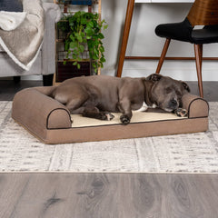 Cama Furhaven con tres laterales crema para mayor seguridad y confort.