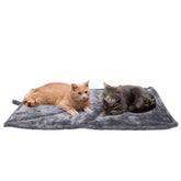 Cama Furhaven ThermaNAP auto-calentable para gatos, superficie suave que ofrece calor sin electricidad.