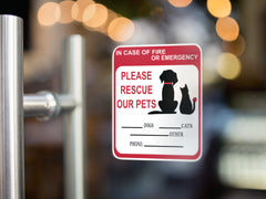 Señal de emergencia para mascotas de Generic en puerta de vivienda