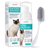 Limpia suavemente la barbilla del gato con el limpiador de GJYC PET en botella.
